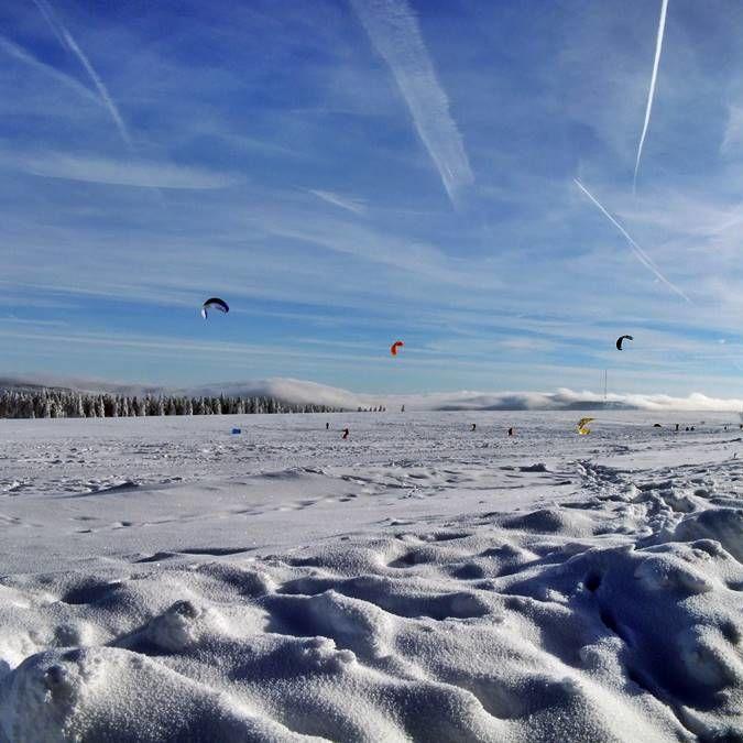 rhoentravel_skigebiet_wasserkuppe_paraglider